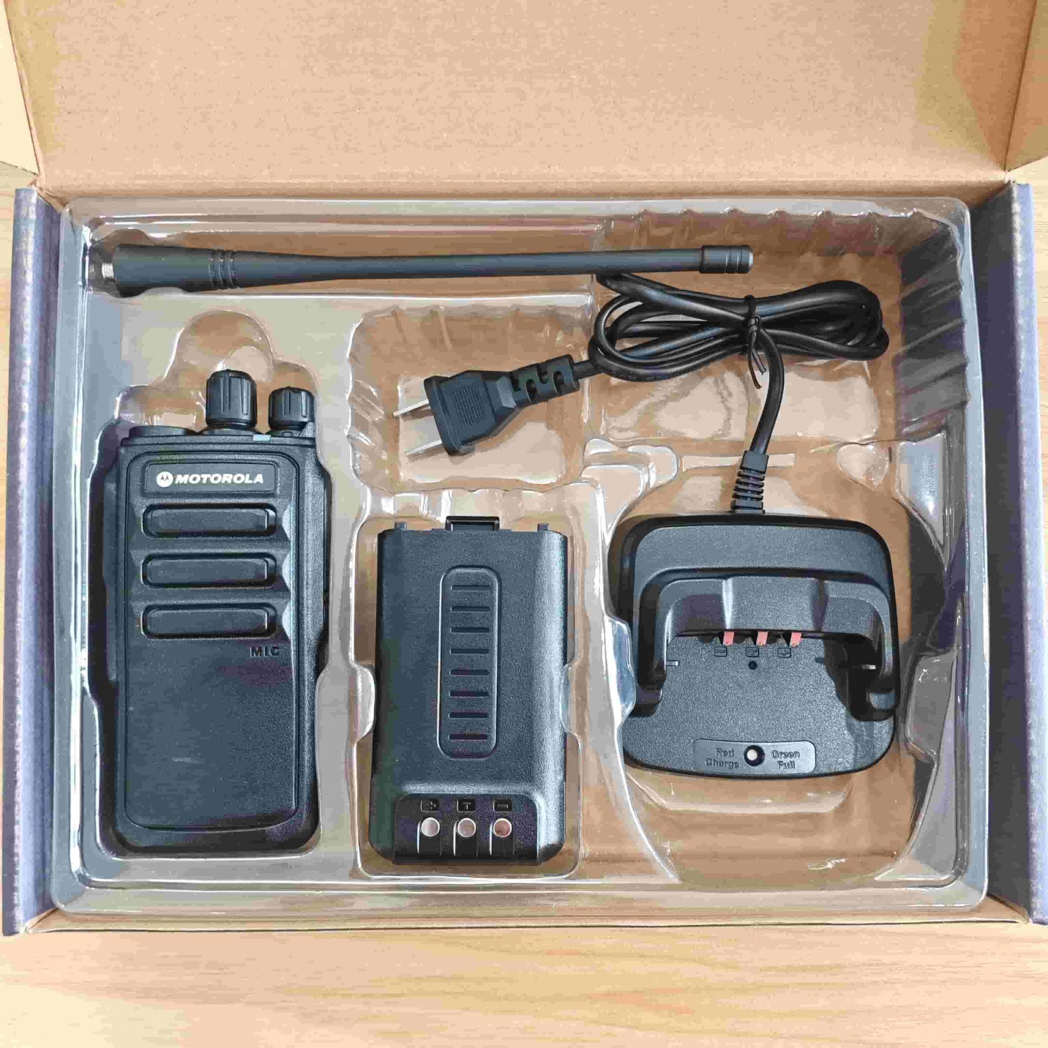 Bộ đàm Motorola AT68 chính hãng, công suất 12W, pin 6800mAh