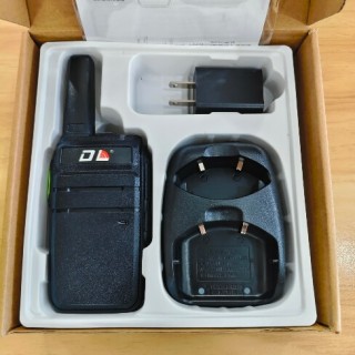 Bộ đàm DL T-186 công suất 8W mạnh mẽ, pin siêu trâu 6800mAh dùng cả ngày dài. Liên lạc ổn định 500m-4km, phù hợp cho nhà hàng, khách sạn, công trình, kho bãi. Giải pháp liên lạc đáng tin cậy, giao hàng toàn quốc. thumb