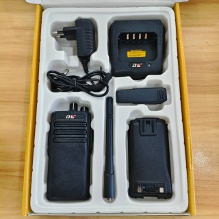 Bộ đàm DL T-3988 công suất mạnh 18W, pin khủng 8500mAh dùng liên tục 10-12 giờ. Liên lạc ổn định 800m-5km, phù hợp nhà hàng, khách sạn, công trình, kho bãi. Giải pháp liên lạc mạnh mẽ, giao hàng toàn quốc. thumb