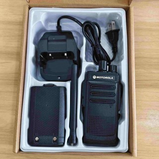 Bộ đàm Motorola AT-3699 công suất 8W, pin 4800mAh đàm thoại khoảng 12 tiếng, khoảng cách thực tế 1.5-3km. thumb