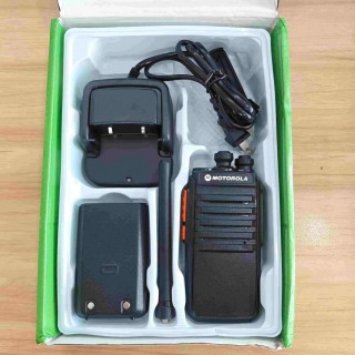 Bộ đàm Motorola AT-6500 5W nhỏ gọn, khoảng cách liên lạc 1-2km, pin 1500mAh dùng 2-4 tiếng. thumb