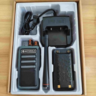 Bộ đàm Motorola AT-X1 công suất 10W liên lạc xa pin 5800mAh liên tuc 13 tiếng. thumb