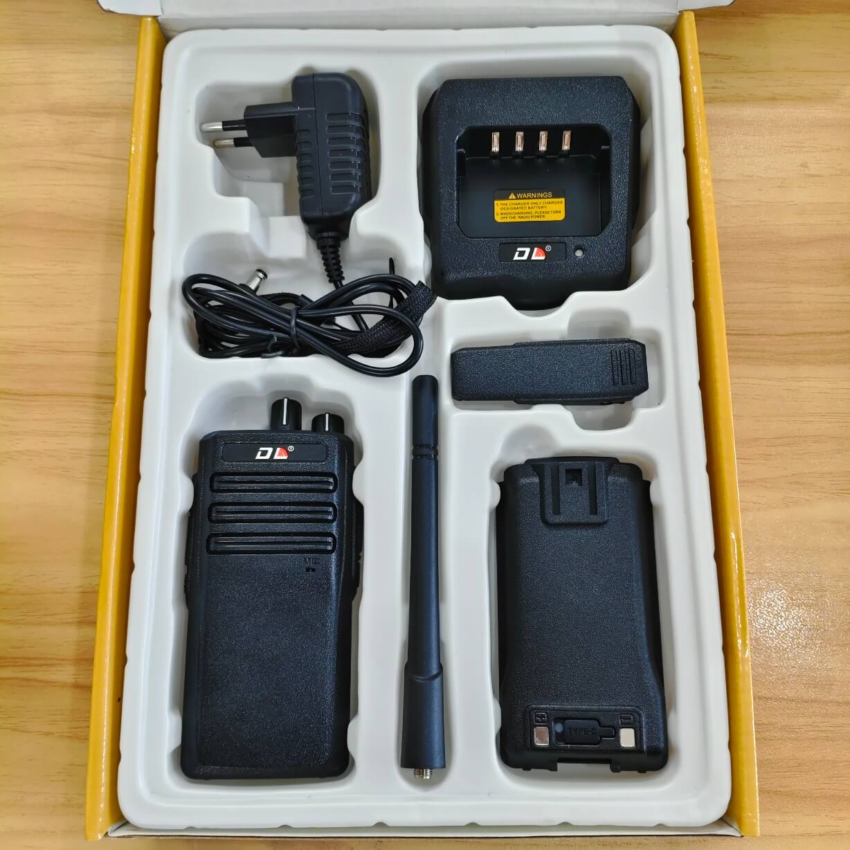 Bộ đàm DL T-3988 công suất mạnh 18W, pin khủng 8500mAh dùng liên tục 10-12 giờ. Liên lạc ổn định 800m-5km, phù hợp nhà hàng, khách sạn, công trình, kho bãi. Giải pháp liên lạc mạnh mẽ, giao hàng toàn quốc.