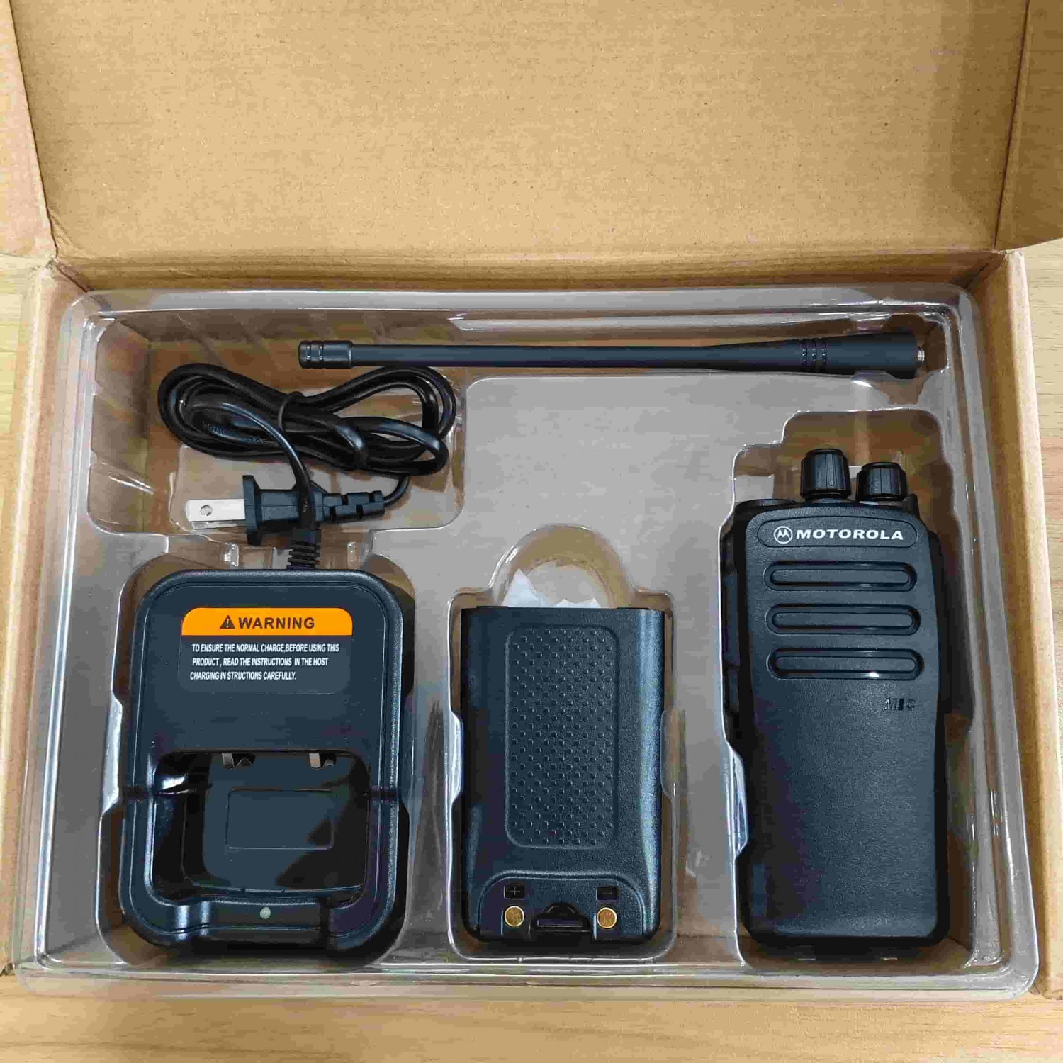 Bộ đàm Motola AT-3588 công suất 15W mạnh mẽ, khoảng cách cực lớn lên đến 5km, pin tốt. Lý tưởng cho công trình, nhà hàng.