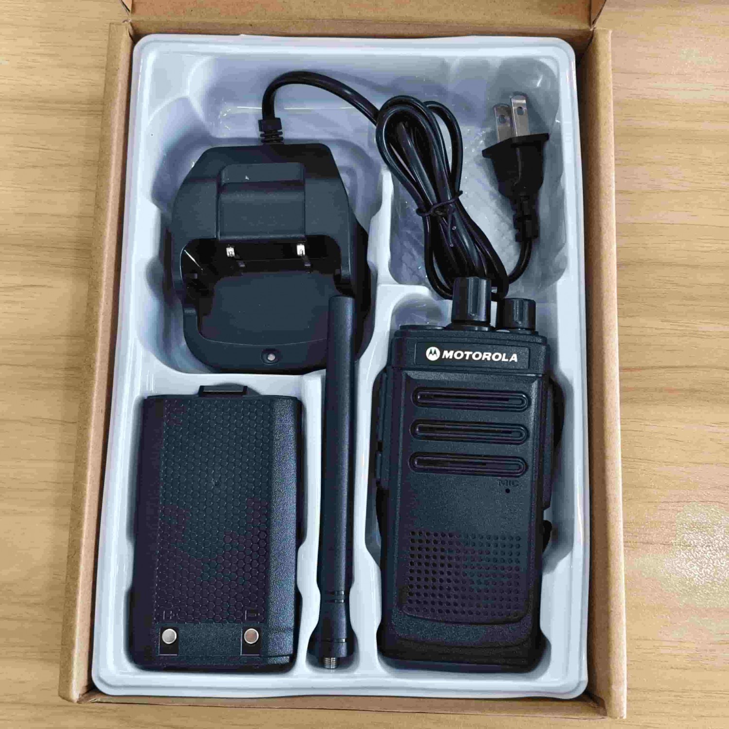 Bộ đàm Motorola AT-3699 công suất 8W, pin 4800mAh đàm thoại khoảng 12 tiếng, khoảng cách thực tế 1.5-3km.