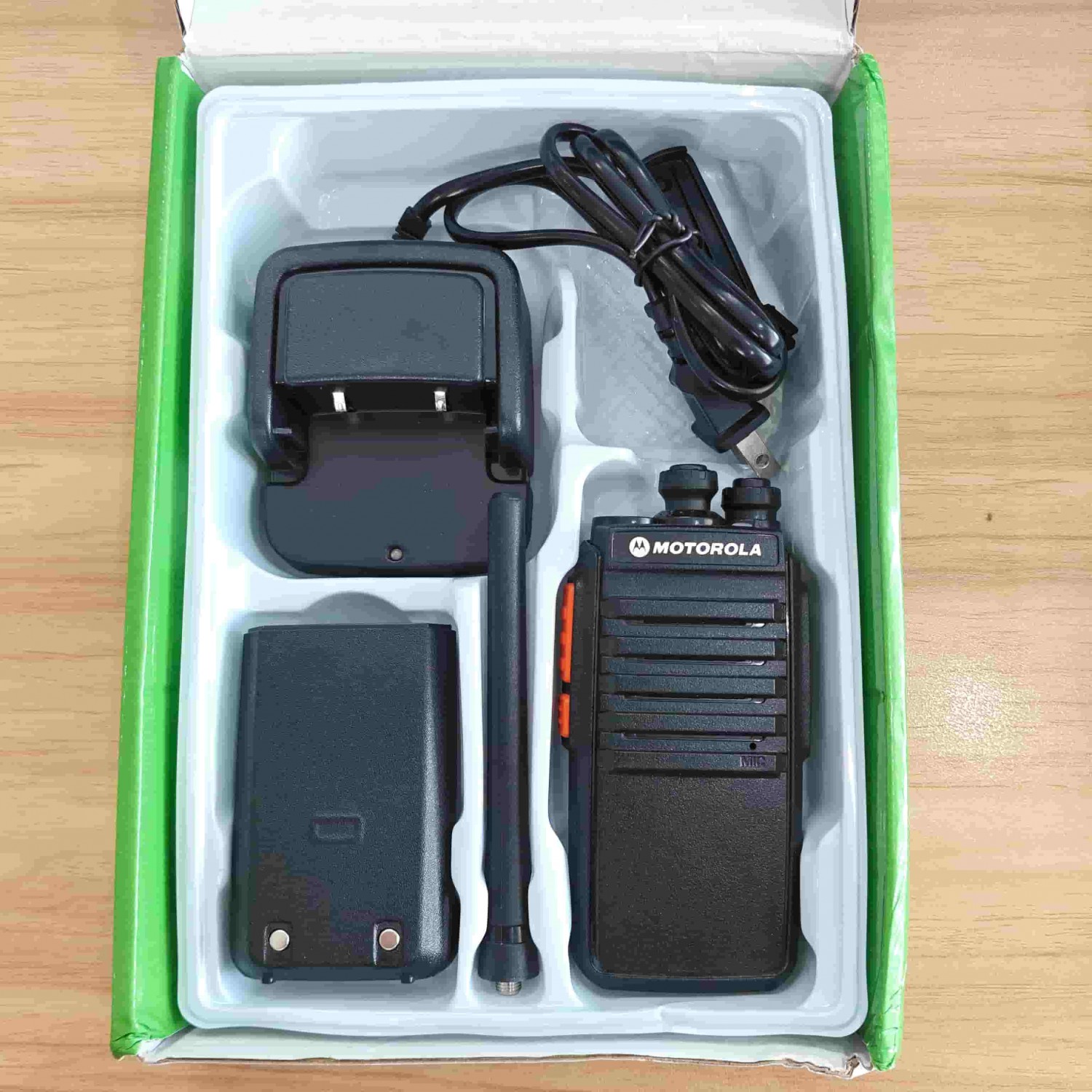 Bộ đàm Motorola AT-6500 5W nhỏ gọn, khoảng cách liên lạc 1-2km, pin 1500mAh dùng 2-4 tiếng.