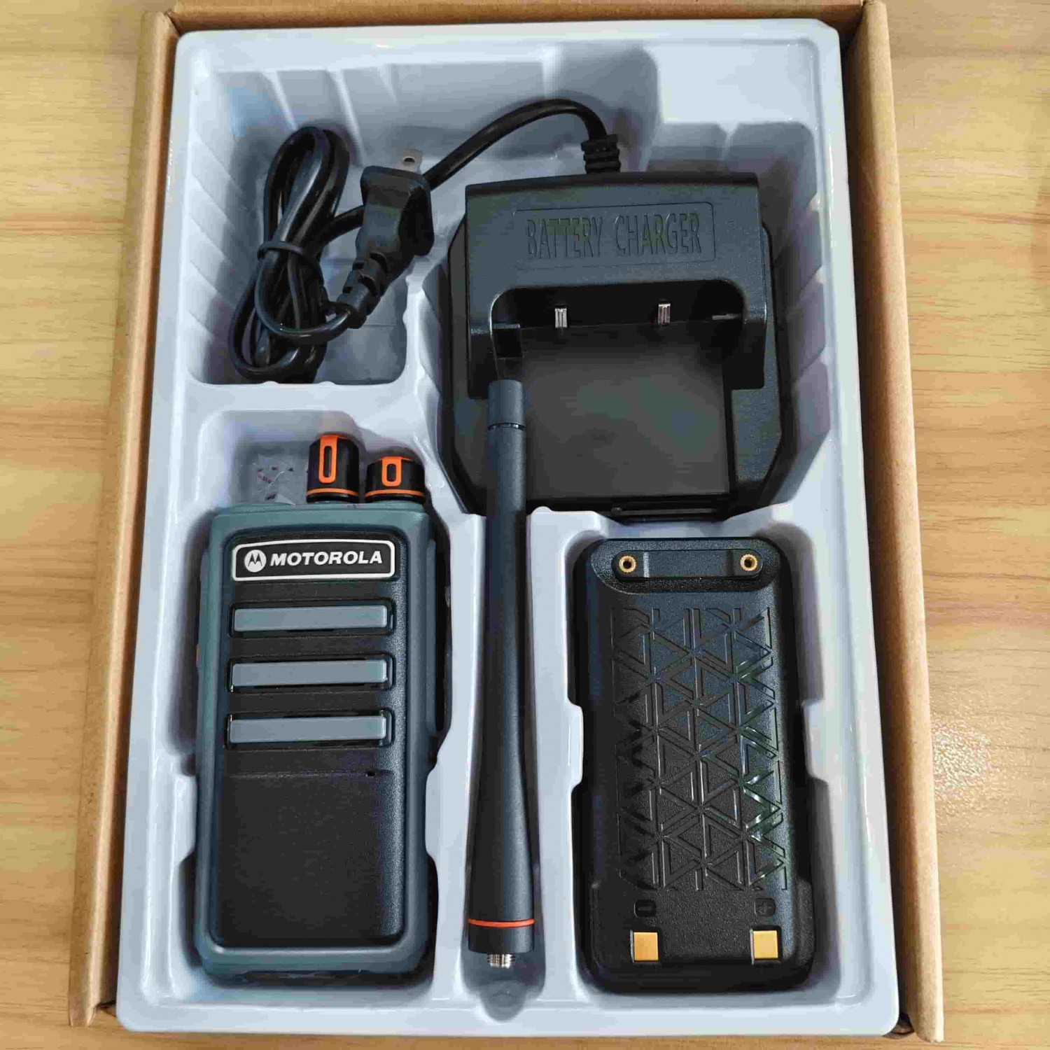 Bộ đàm Motorola AT-X1 công suất 10W liên lạc xa pin 5800mAh liên tuc 13 tiếng.